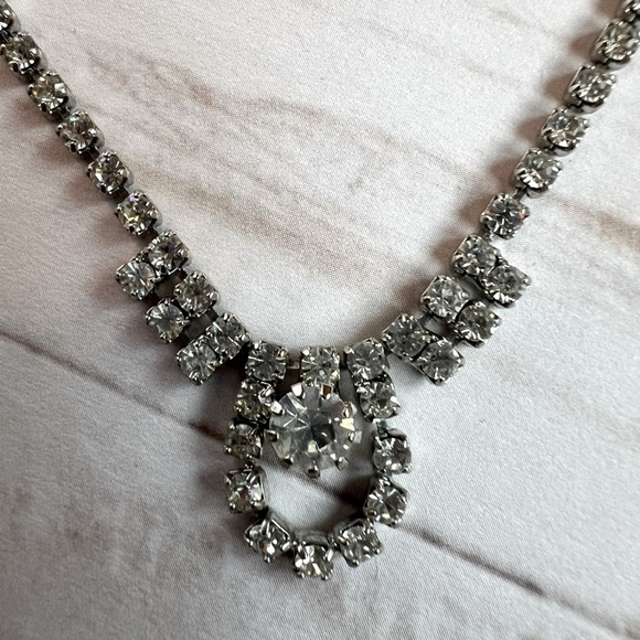 Elegant Vintage Silver Rhinestone Necklace with Hook Closure - Picture 2 of 7